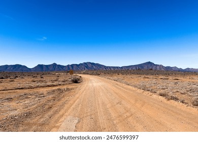 Bergen en onverharde weg in de Australische Outback