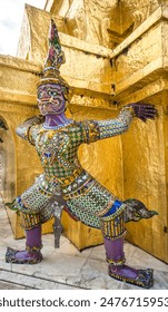Den Demon Guardian am Tempel vum Smaragde Buddha am Grand Palace, Thailand. Wat Phra Kaew Déi bekanntst touristesch Attraktioun zu Bangkok, Thailand.
