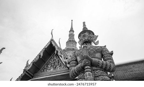Den Demon Guardian am Tempel vum Smaragde Buddha am Grand Palace, Thailand. Wat Phra Kaew Déi bekanntst touristesch Attraktioun zu Bangkok, Thailand.