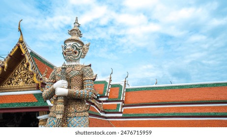 Den Demon Guardian am Tempel vum Smaragde Buddha am Grand Palace, Thailand. Wat Phra Kaew Déi bekanntst touristesch Attraktioun zu Bangkok, Thailand.