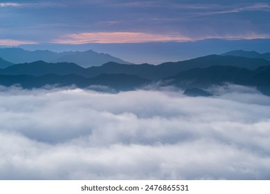 Ciel orange et mer de nuages ​​avant le lever du soleil. Une sensation de paix et de fraîcheur. Vue sur les montagnes entourant le réservoir d'émeraude. District de Xindian, Taïwan.