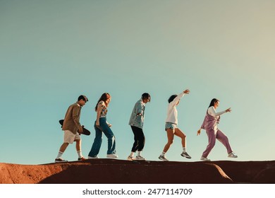 一群朋友一起旅行，展现青春和冒险的快乐和兴奋。图片包含充足的复制空间。