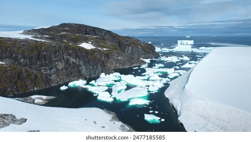 Groep ijsbergen smeltende gletsjer drijvend in Antarctische bergrots kloof baai bevroren rivier. Polair winter oceaan landschap op zonnige dag. Antarctica reis verkenning. Luchtfoto stijging panorama.