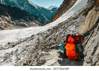 Ghid sherpa nepalez hamal transport rucsac greu stați relaxați-vă se odihnește pe punctul de vedere trekking tabăra de bază Everest ocol la Gokyo Ri cu panoramă frumoasă lanțul muntos Himalaya