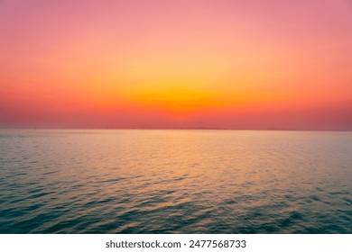 自然の光、海に沈む夕日や日の出、色鮮やかでドラマチックな空の景色。瞑想の海と空の背景。静かな海の景色。水面上の地平線。