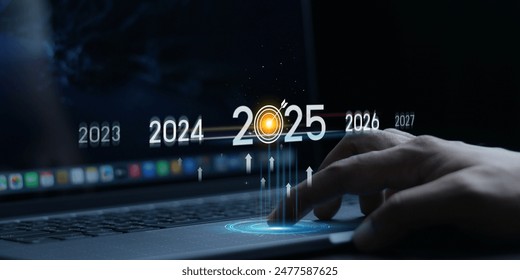 Concept de compte à rebours jusqu'en 2025. Les robinets affichent une barre de téléchargement virtuelle avec un indicateur de progression de chargement le soir du Nouvel An, transformant l'année 2024 en 2025.