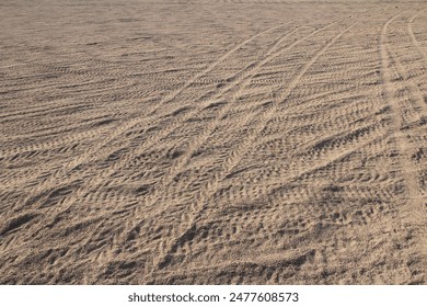Vestígios de quadriciclos no deserto de Hurghada, Egito