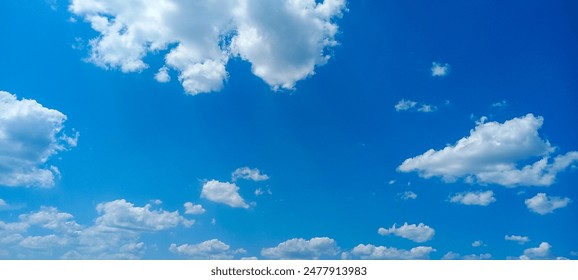 Hermoso fondo de cielo azul con nubes.