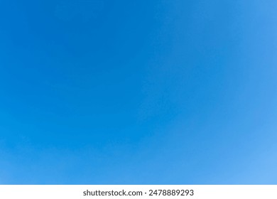 Un hermoso cielo azul sin nubes por la mañana o por la tarde se utiliza como textura de fondo natural en obras de arte decorativas.