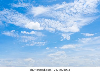 Hermoso cielo azul con nubes blancas
