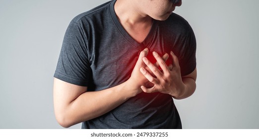 Concetto di malattia cardiaca. Uomo che preme sul petto con espressione dolorante. Forte dolore al cuore e infarto o crampi dolorosi.