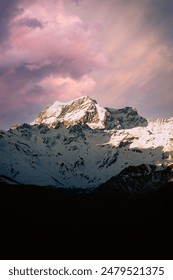 Monte Vélan dos Alpes Grand Combin, subseção dos Alpes Peninos ao pôr do sol