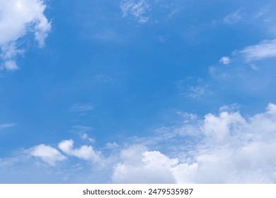 Cielo azul claro con nubes blancas