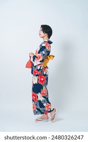 Portrait d'une jeune femme asiatique portant un Yukata (vêtement kimono d'été traditionnel japonais).