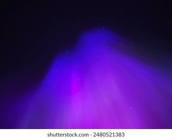 Aurora boreale vista in Estonia l'11.05.2024 durante la tempesta solare più forte degli ultimi 20 anni. Colori e motivi naturali sorprendenti nel cielo notturno stellato.