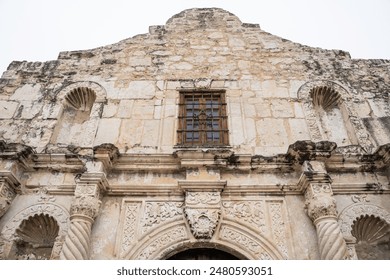Vnější pohled na historické Alamo v San Antoniu v Texasu