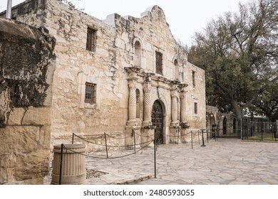 Zunanji pogled na zgodovinski Alamo v San Antoniu v Teksasu