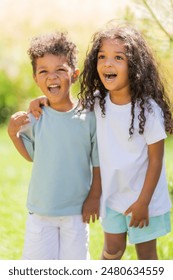 anak-anak Afrika-Amerika kecil, laki-laki dan perempuan sedang jalan-jalan di musim panas. Foto berkualitas tinggi