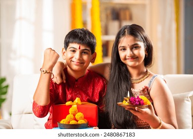 พี่น้องชาวอินเดียเชื้อสายเอเชียร่วมฉลองเทศกาล Rakhi, Rakshabandhan หรือ Bhaidooj ด้วยขนมหวานและของขวัญ