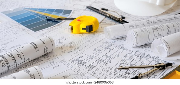 Conceito de arquitetos, projeto ecológico de casa, movimento de retrofit, engenheiro arquiteto designer trabalhando desenhando esboços de planos, plantas e fazendo construção de modelo ecológico