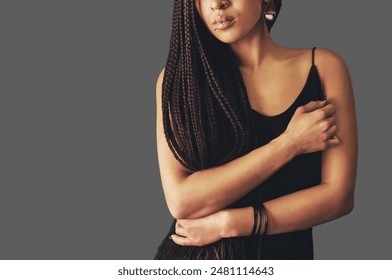 Vrouw, armen en tatoeage met jurk in studio met edgy stijl, piercing en punk esthetiek door donkere achtergrond. Meisje, persoon en model met handen met vlechten door mock up space met huidkunst met mode