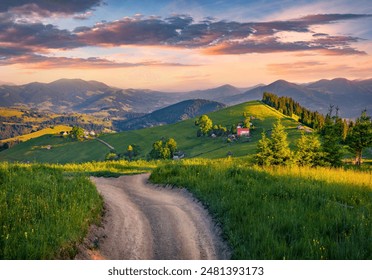 Atemberaubend Moieszeen vum Biergdall mat aler Landstrooss, Zamagora Duerf. Karpatesche Bierger beim Sonnenopgang, Ukraine, Europa. Schéinheet vum Land Konzept Hannergrond.