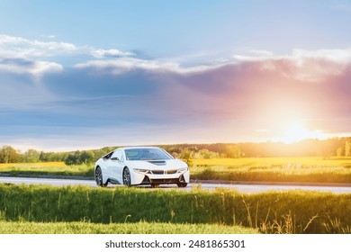 Elektrikli spor araba kırsal yolda hızlı gidiyor