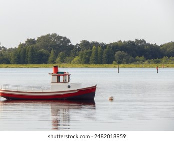 barca galleggiante sul lago Sumter