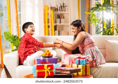 พี่น้องชาวอินเดียเชื้อสายเอเชียกำลังฉลองเทศกาลรัคฮี รัคชาบันธาน หรือ ไภดูจ พร้อมขนมหวานและของขวัญ