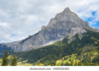 スイス、スイスアルプスの岩山の山頂、ユングフラウのパノラマビュー