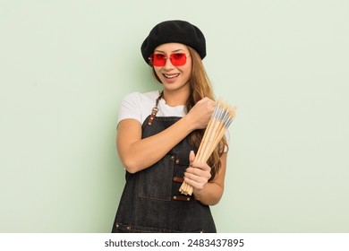 Mujer bonita asiática que se siente feliz y enfrenta un desafío o celebra. Concepto de artista