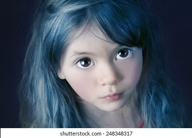 Gadis mistik misterius dengan rambut biru