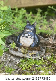 Totoro-Ornament im Naturgarten