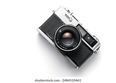 Appareil photo argentique ancien isolé sur fond blanc