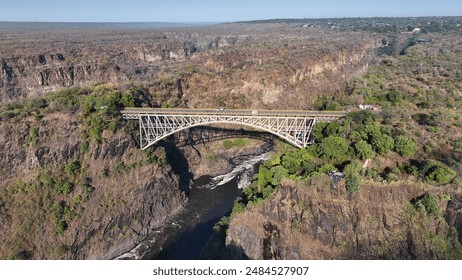 Ponte das Cataratas Vitória em Vitória, Matabeleland, norte do Zimbábue. Ponte icônica. Paisagem do Rio Zambeze. Cataratas Vitória em Matabeleland, norte do Zimbábue. África Austral. Turismo.