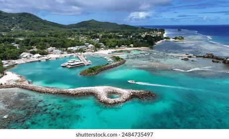 Ferry Harbour na Ilha La Digue em Victoria Seychelles. Praia do Oceano Índico. Fundo da África. Ilha La Digue em Victoria. Paisagem turística. Natureza, paisagem marinha. Viagem ao ar livre.