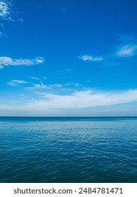 Foto landschap mooie zomer verticale brede horizon kijk uitzicht kust open zee strand wolk schone en blauwe lucht achtergrond kalme natuur oceaan golf water niemand reizen in Thailand chonburi zon dag tijd