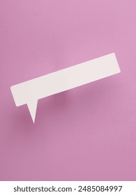 Bocadillo de diálogo recortado en papel sobre fondo rosa. Diseño creativo. Chat, redes sociales
