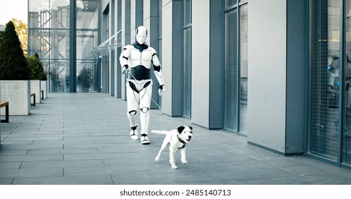 Robotul plimbă câinele în curte lângă clădire. Mașina cu inteligență artificială este angajată în activități obișnuite cu animalul de companie. Să te bucuri de îndatoririle de zi cu zi.