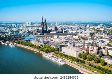 Kölnska katedrala in most Hohenzollern skozi panoramski pogled iz zraka na reko Ren v Kölnu v Nemčiji
