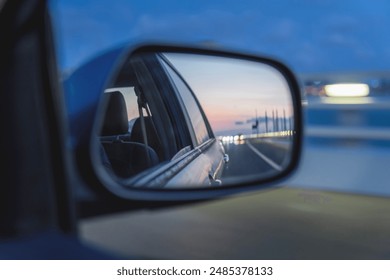 Večerní jízda se odráží v zrcátku auta