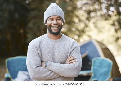 Homme noir, nature et camping avec portrait, sourire et dehors pour les vacances ou l'aventure. Atelier tente, détente et techniques de survie pour homme heureux, passe-temps et bois ou forêt pour voyager en hiver