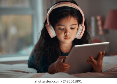 Kız çocuğu, tablet ve kulaklıklarla yatakta eğitici çizgi film, gelişim ve evde film izleme. Küçük çocuk, teknoloji ve dil öğrenme, büyüme ve e-kitap uygulaması için çevrimiçi podcast dinleme