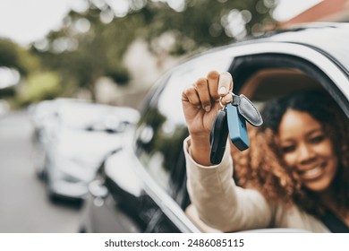 Kobieta, ręka i okno z kluczami do samochodu, uśmiech i usługa parkingowa dla pomocy z pojazdem. Podróż, transport dla kobiety w mieście, w mieście i wycieczka samochodowa dla szczęśliwego kierowcy na wakacjach w mieście