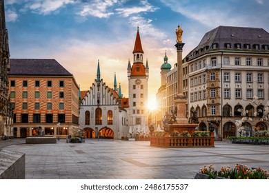 Staro mestno jedro Münchna v Nemčiji z mestno hišo na trgu Marienplatz med sončnim vzhodom brez ljudi
