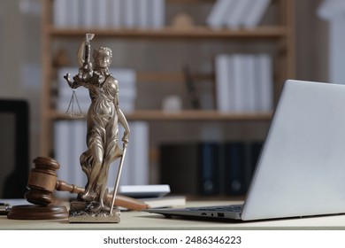 patung dewa Themis Lady Justice digunakan sebagai simbol keadilan dalam firma guaman untuk menunjukkan kebenaran fakta dan kuasa untuk menilai tanpa prejudis. Themis Lady Justice adalah keadilan