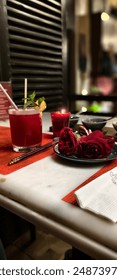 Priprema večere uz svijeće za Valentinovo