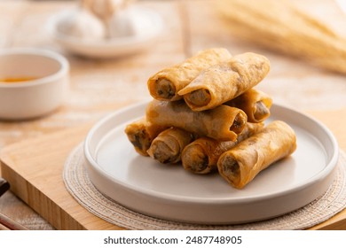 rolnice od jaja, Proljetne rolice od kineskog vlasca (Gui Chai) na bijelom tanjuru. Tajlandska grickalica.