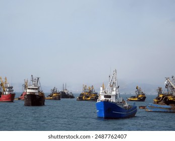Bateaux de pêche commerciale, navires, chalutiers de pêche en mer. Pêche en Asie, industrie de la pêche, transport maritime. Navigation difficile, divergence problématique des navires