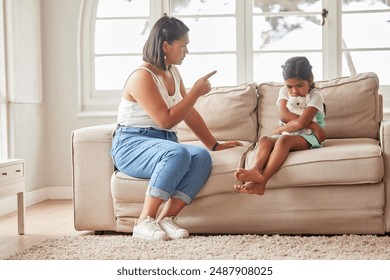แม่ที่โมโห ดุด่า และลูกที่เกเร มีพฤติกรรมไม่ดี งอแง รู้สึกผิด หรือไม่เชื่อฟังบนโซฟาที่บ้าน แม่ที่หงุดหงิด พูดคุยกับลูกสาว เด็ก หรือเด็กผู้หญิงที่หยาบคายด้วยทัศนคติที่ไม่ดี